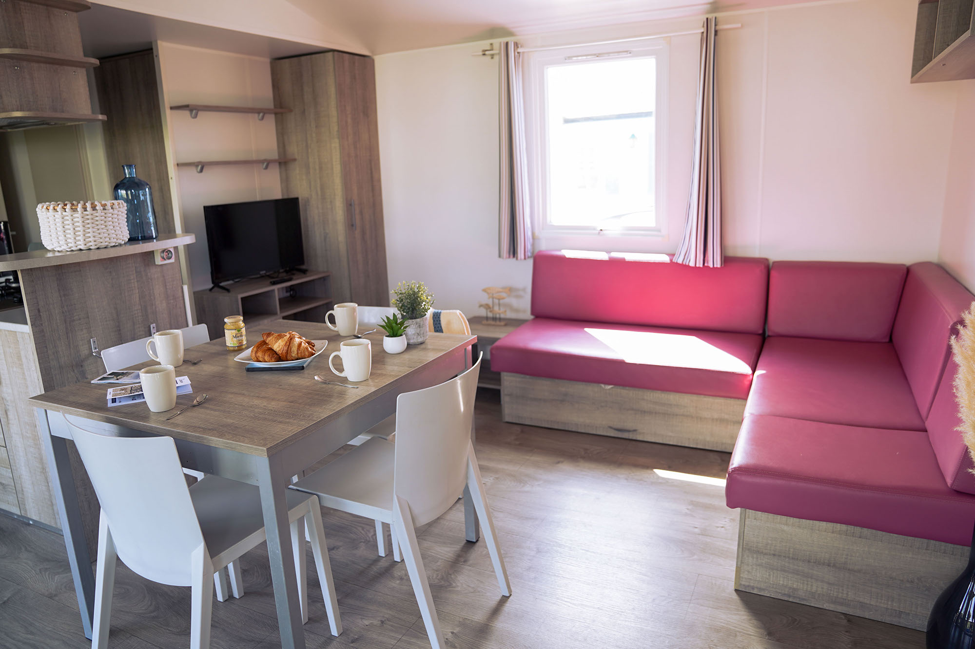 interieur salle a manger cuisine mobil home bord de mer camping la turballe 16