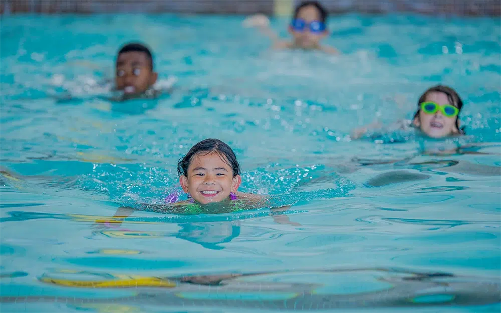 enfants dans la piscine